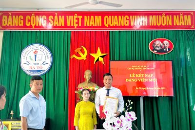 Chi bộ Trường THCS Ba Tô long trọng tổ chức lễ kết nạp đảng viên mới và trao quyết định đảng viên chính thức