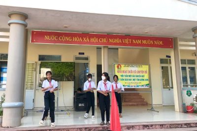 lớp 7A tham gia sinh hoạt dưới cờ chuyên đề “mỗi tuần một câu chuyện đẹp. Một cuốn sách hay, một tậm gương sáng