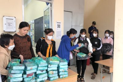 Học sinh nhận quà