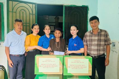 TRƯỜNG THCS BA TÔ THĂM VÀ TẶNG QUÀ MẸ VIỆT NAM ANH HÙNG NHÂN NGÀY 22/12