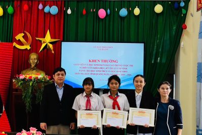 Lãnh đạo UBND xã Ba Tô tặng quà, giấy khen cho cô và trò Trường THCS Ba Tô đạt giải Nhì cuộc thi khoa học kỹ thuật cấp tỉnh năm học 2025-2026